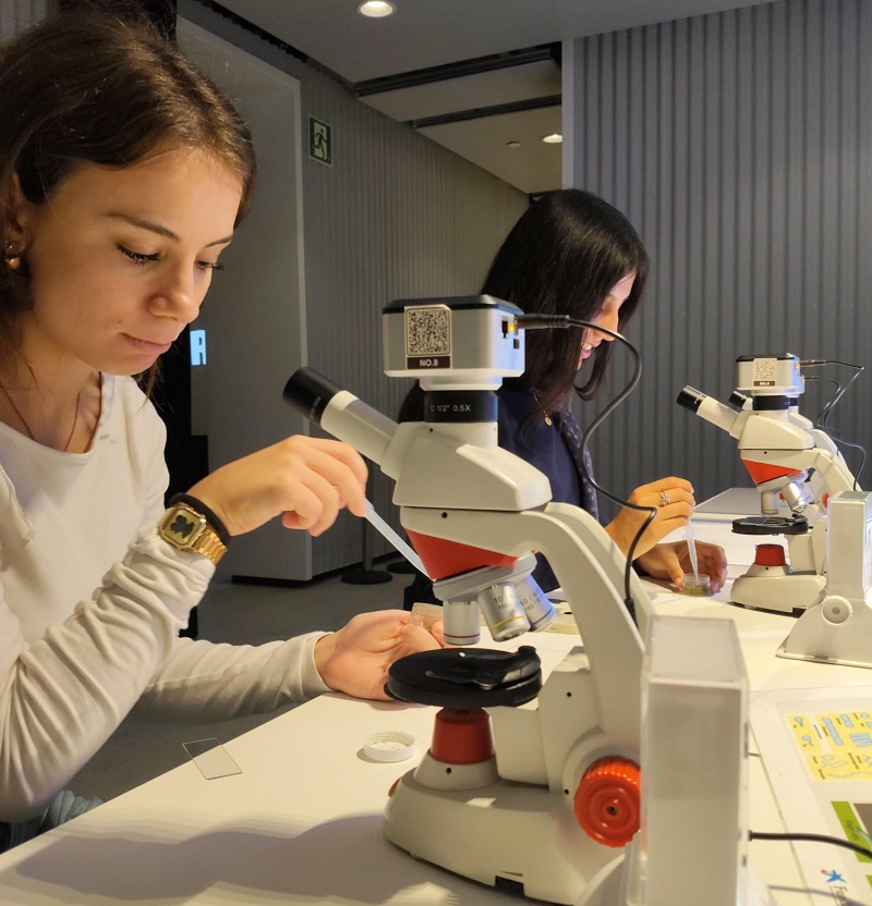 Descobrim el món microscòpic al taller Micràrium de CosmoCaixa